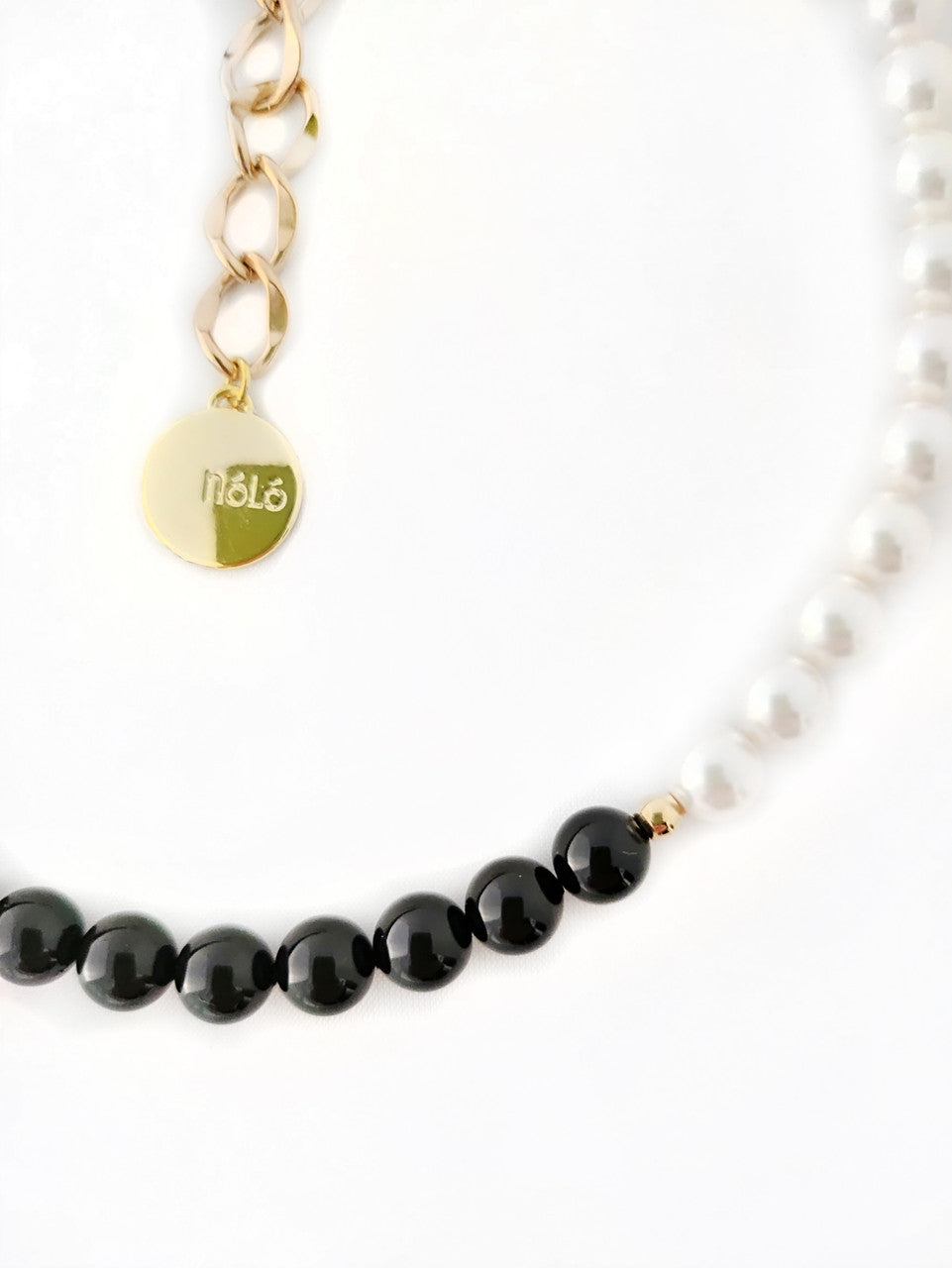 Melnbalta Swarovski stikla pērlīšu kaklarota ar Swarovski un metāla detaļām