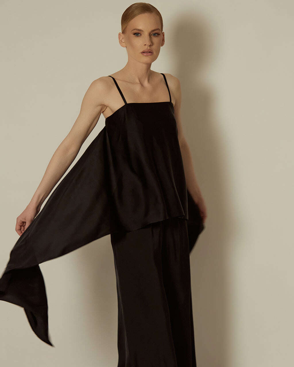 BLACK BACKLESS TOP | IDA Nolo Store