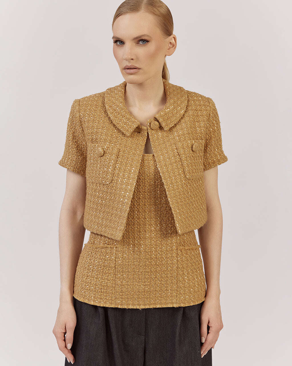 Оверсайз жакет с короткими рукавами из мягкой шерстяной и вискозной ткани, с классическим воротником и скрытыми деталями, идеальный для многослойных образов