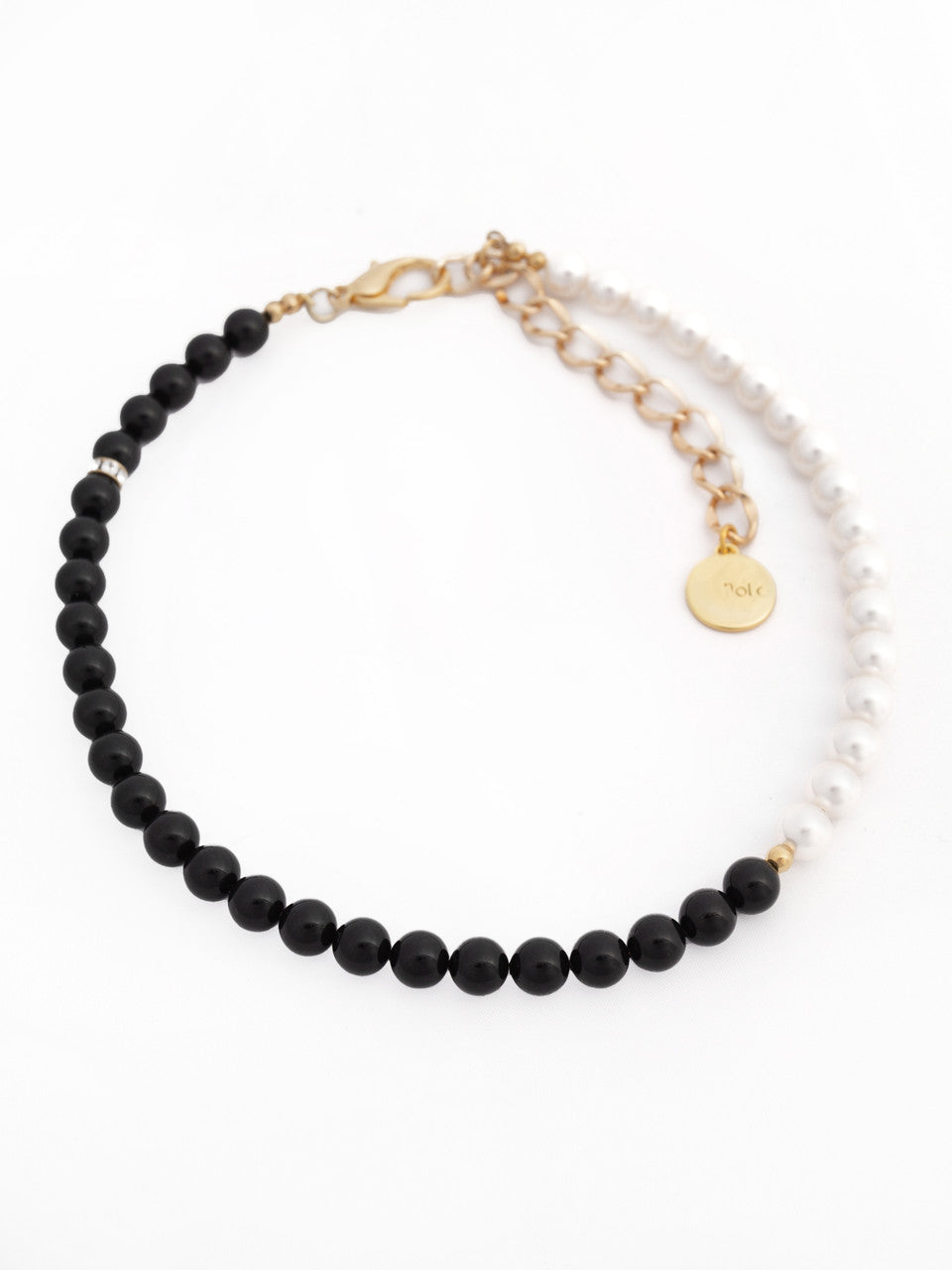 Melnbalta Swarovski stikla pērlīšu kaklarota ar Swarovski un metāla detaļām