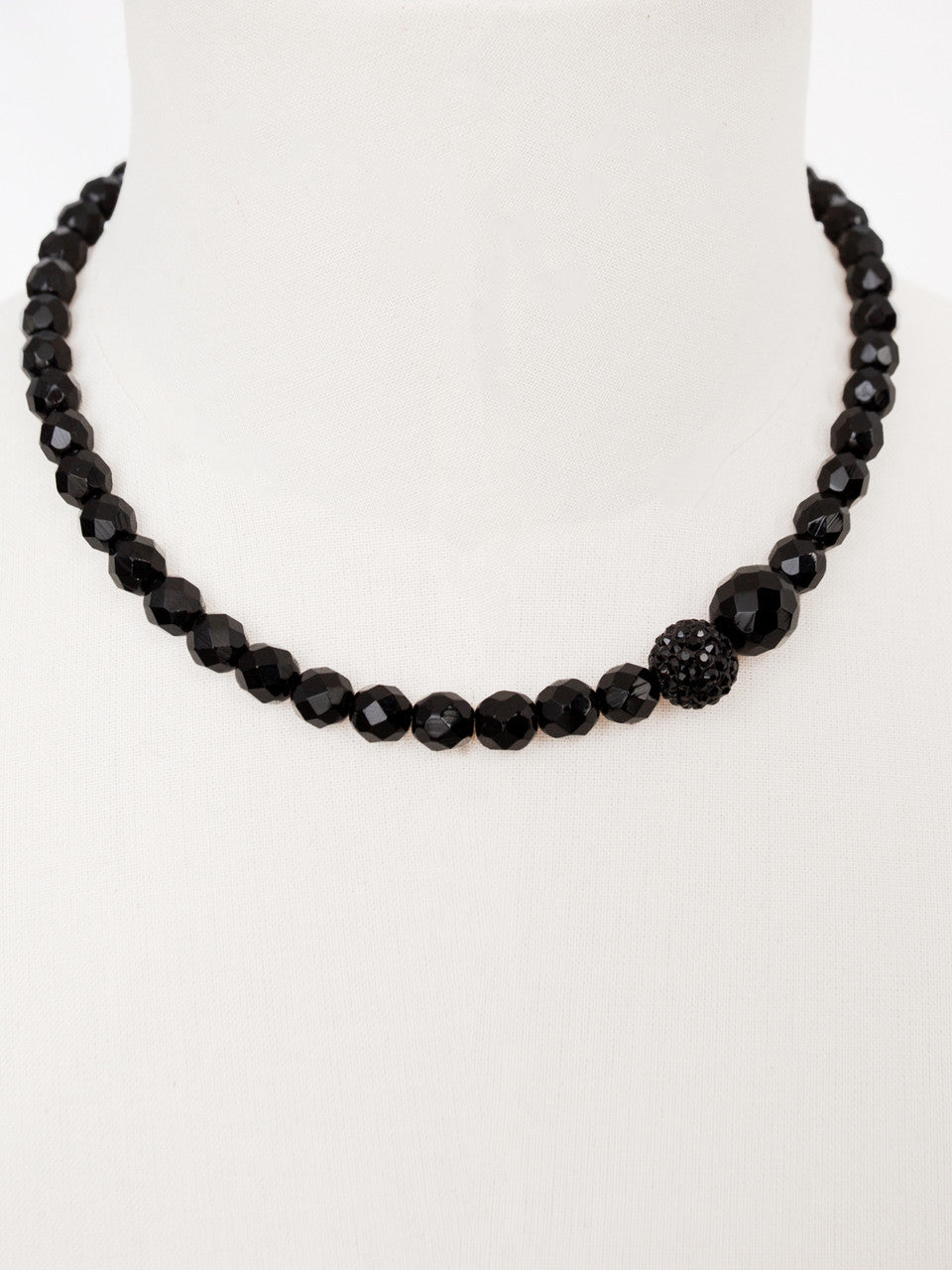 Melna čehu kristāla stikla pērlīšu kaklarota ar melnu Swarovski kristālu