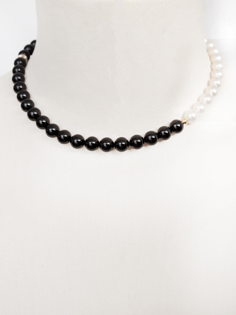 Melnbalta Swarovski stikla pērlīšu kaklarota ar Swarovski un metāla detaļām