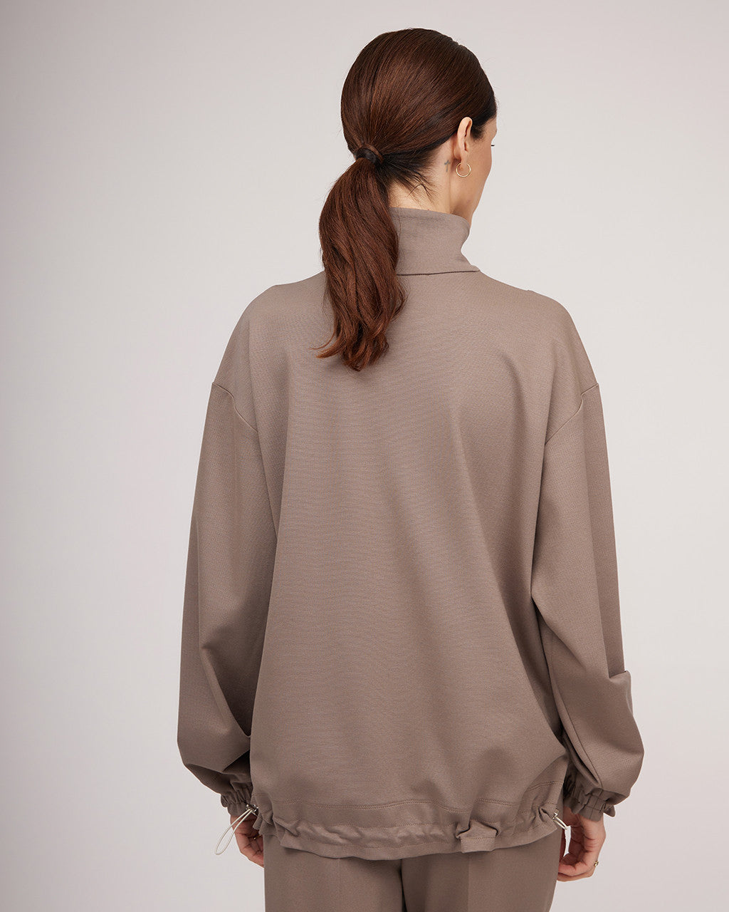 Taupes pelēka toņa trikotāžas džemperis ar rāvējslēdzēju | JUSTĪNA