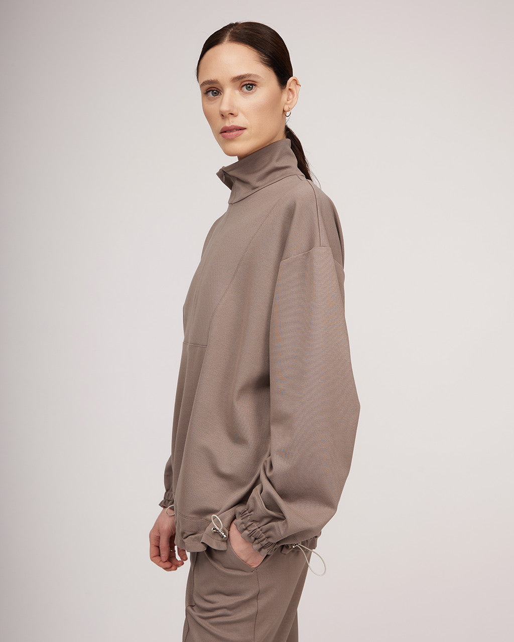 Taupes pelēka toņa trikotāžas džemperis ar rāvējslēdzēju | JUSTĪNA