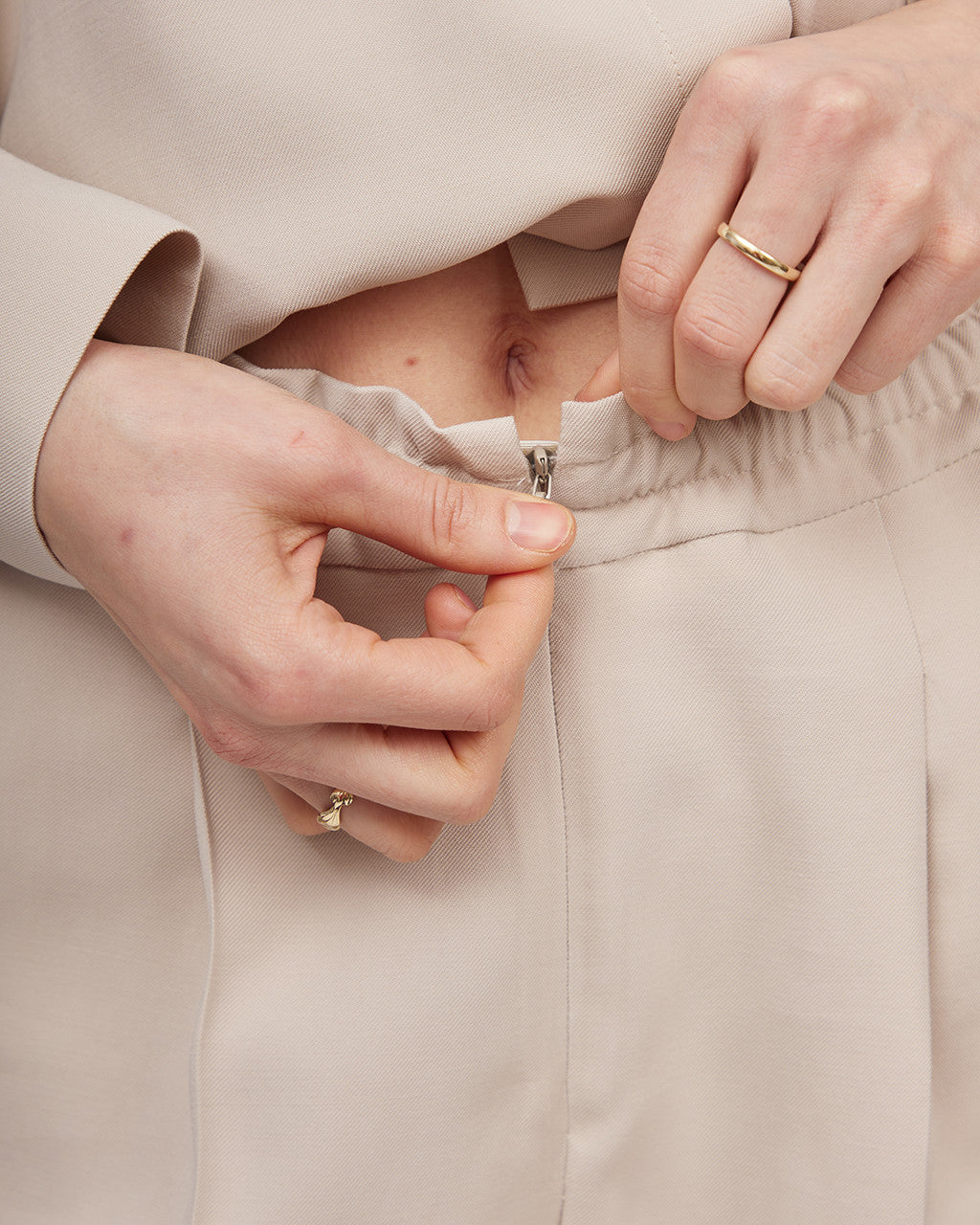 Grey and white viscose classic trousers with elastic waistband and fasteners | KIARA