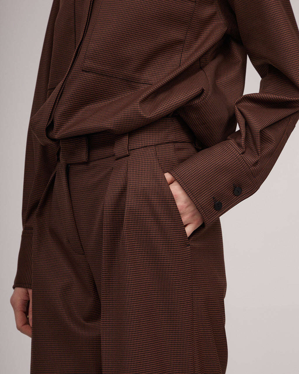 Brown classic trousers with a subtle "houndstooth" pattern | NELLA Nolo Store