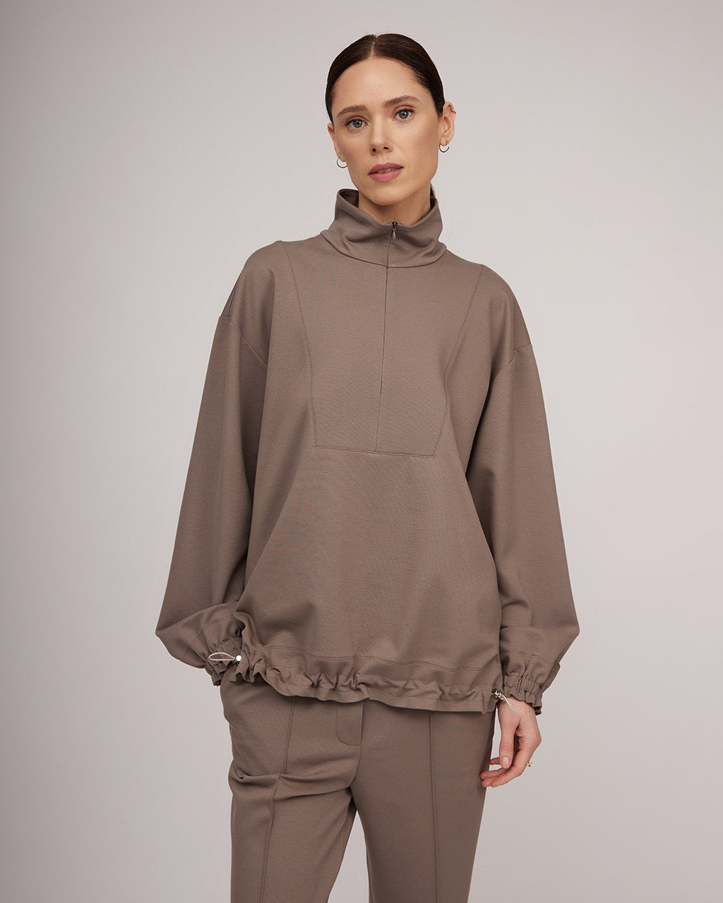 Taupes pelēka toņa trikotāžas džemperis ar rāvējslēdzēju | JUSTĪNA