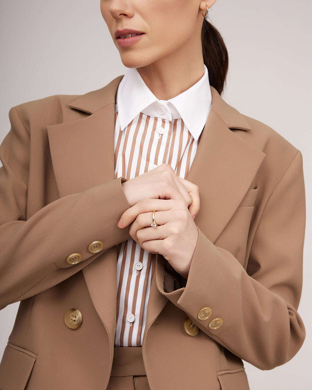 Camel-colored classic jacket with expressive shoulder line | AYANO Nolo Store