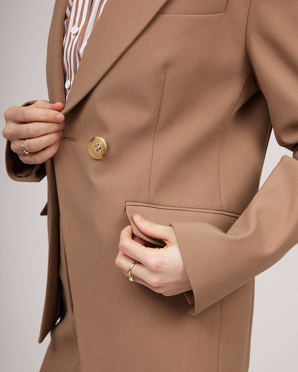 Camel-colored classic jacket with expressive shoulder line | AYANO Nolo Store