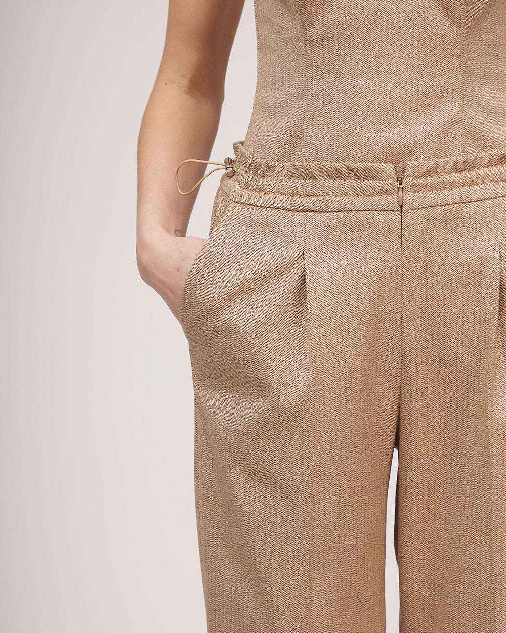 Classic pants with elastic waistband, fasteners and metallic sheen | KIARA Nolo Store