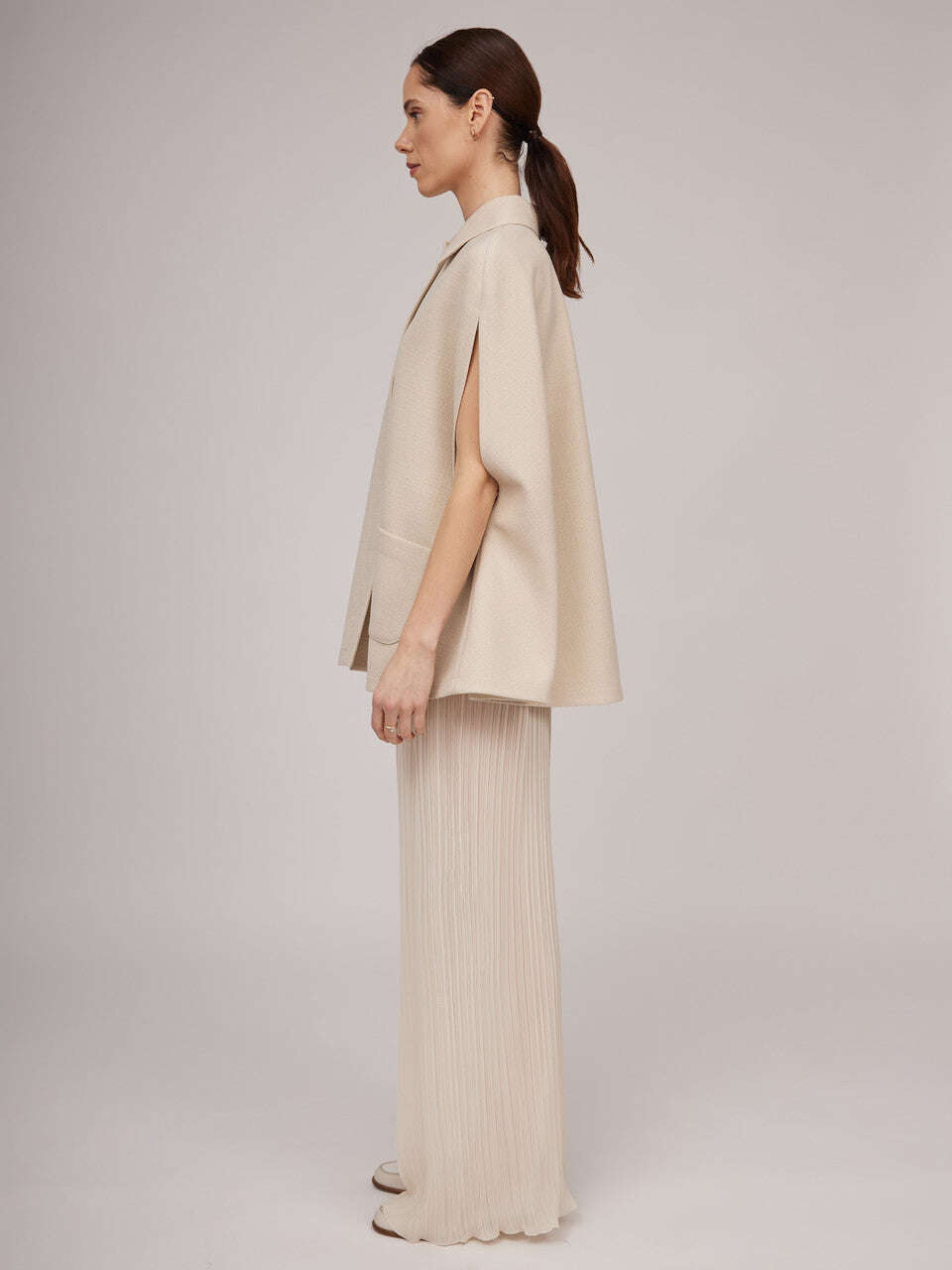Elegant cream-colored finish with a pronounced fabric texture | YOVANNA Nolo Store