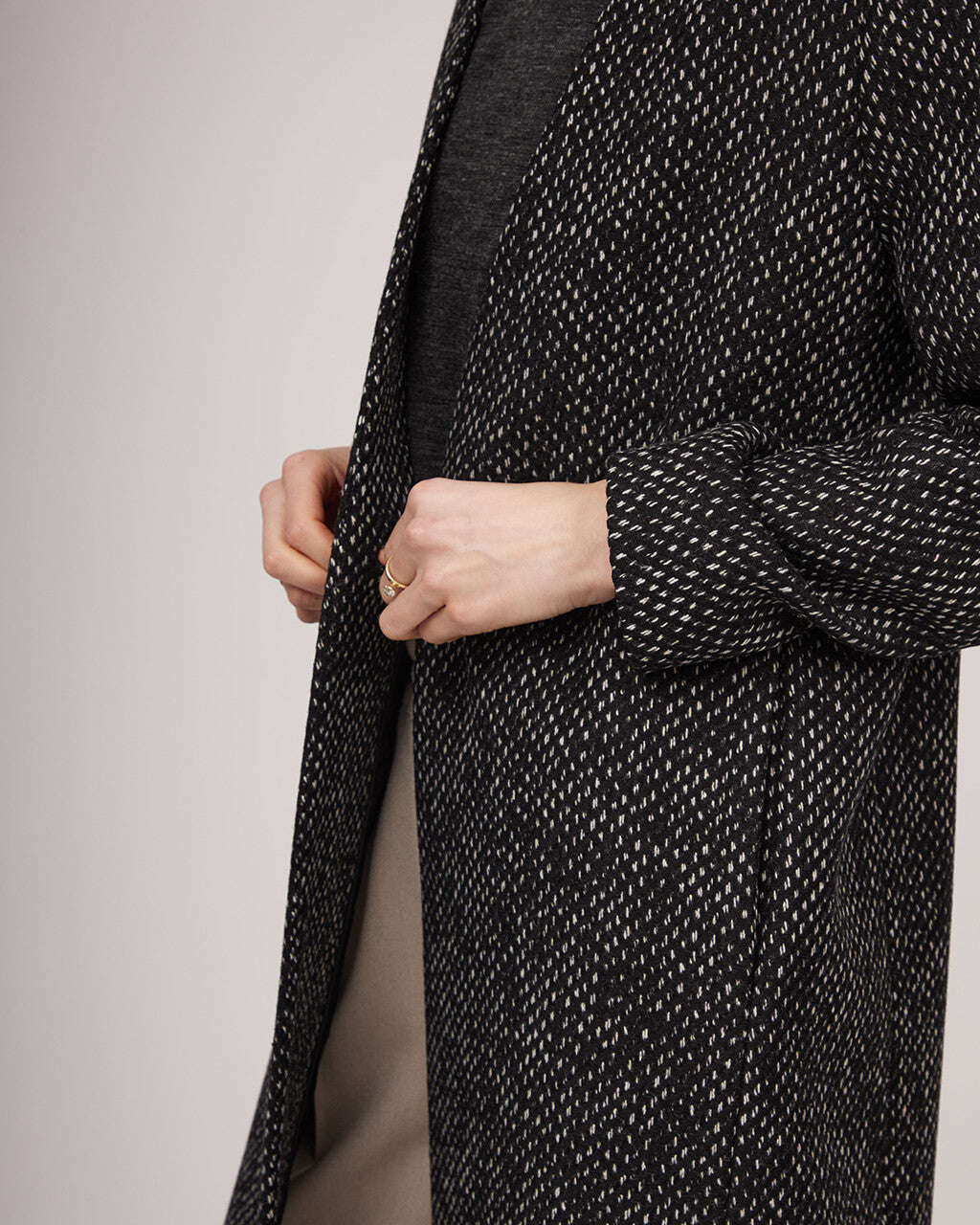 Elegant straight-cut coat with a slit at the back | FABIANA Nolo Store