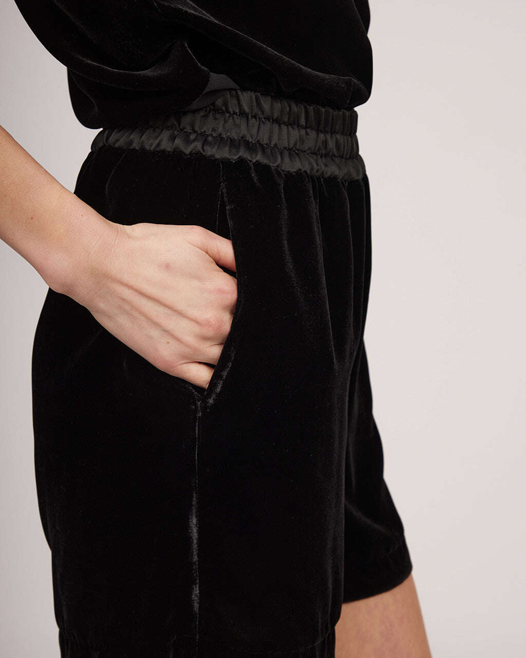 Black exclusive silk velvet shorts with elastic waistband | FINA Nolo Store