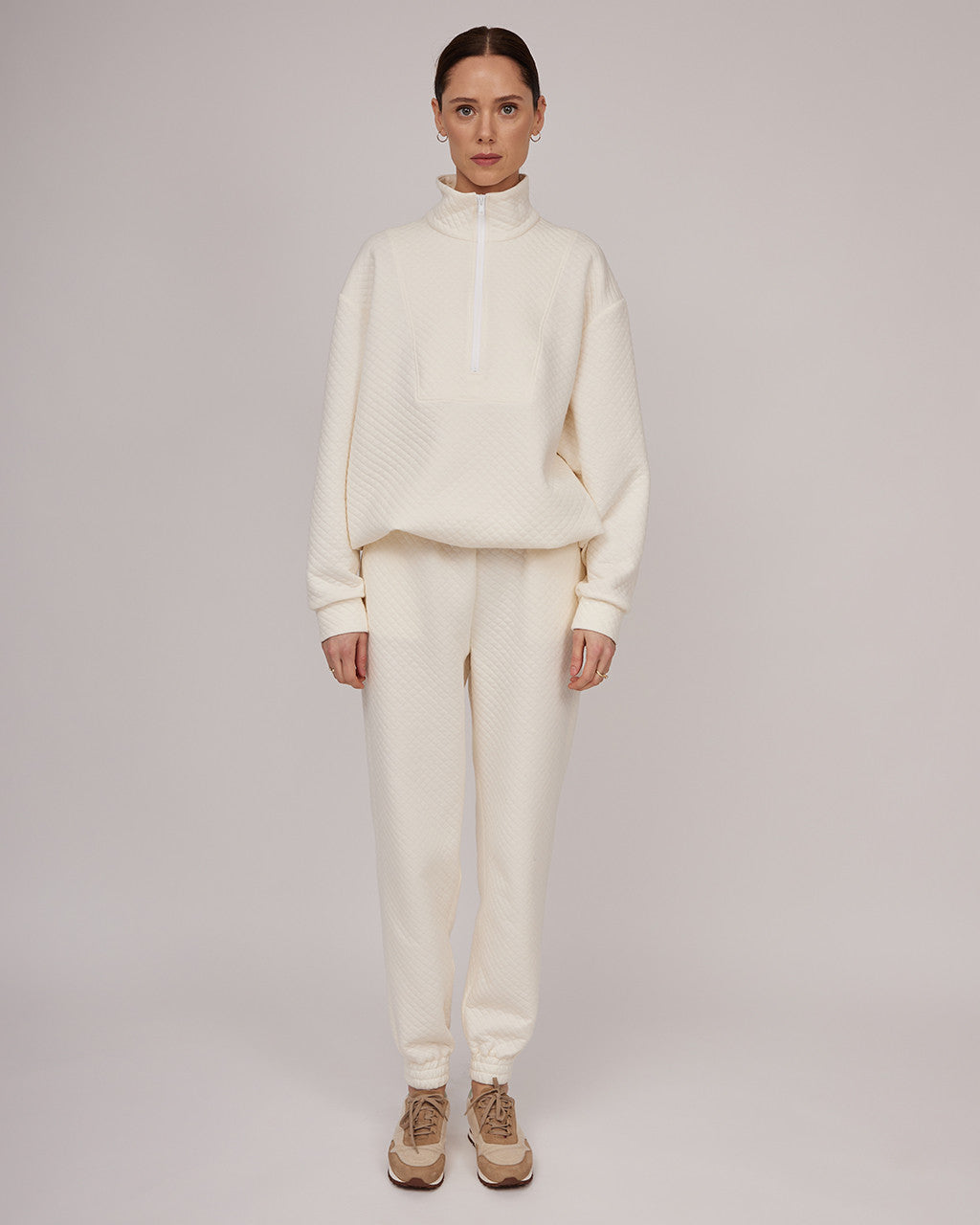 Krēmkrāsas džersija adīts džemperis ar vieglu tekstūru un rāvējslēdzēja aizdari | KATIA