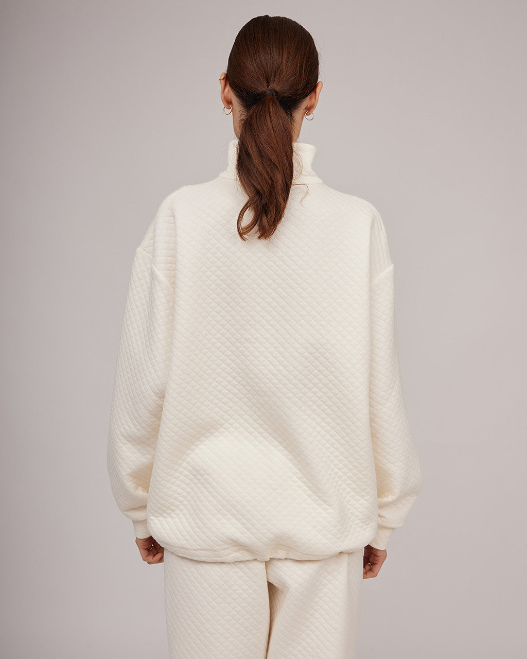 Krēmkrāsas džersija adīts džemperis ar vieglu tekstūru un rāvējslēdzēja aizdari | KATIA