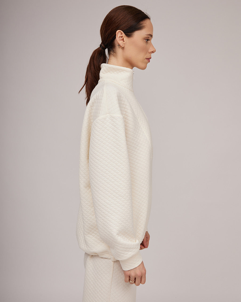 Krēmkrāsas džersija adīts džemperis ar vieglu tekstūru un rāvējslēdzēja aizdari | KATIA