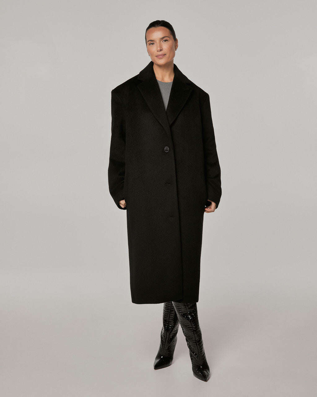 Elegant straight cut coat in black color | TEKERA Nolo Store