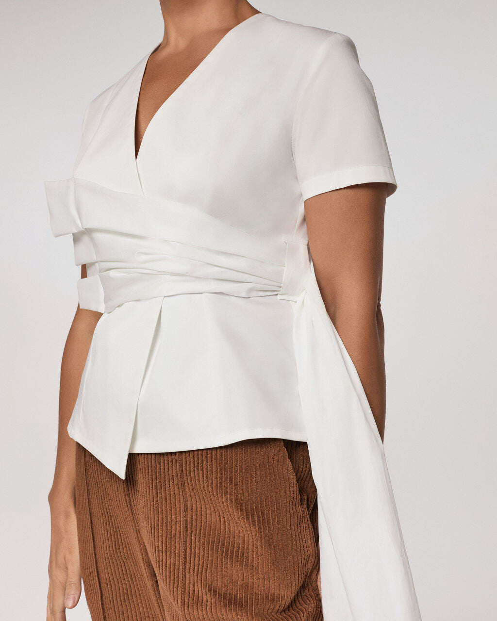 Elegant cotton blouse with belt and accent details | IZENEMI Nolo Store