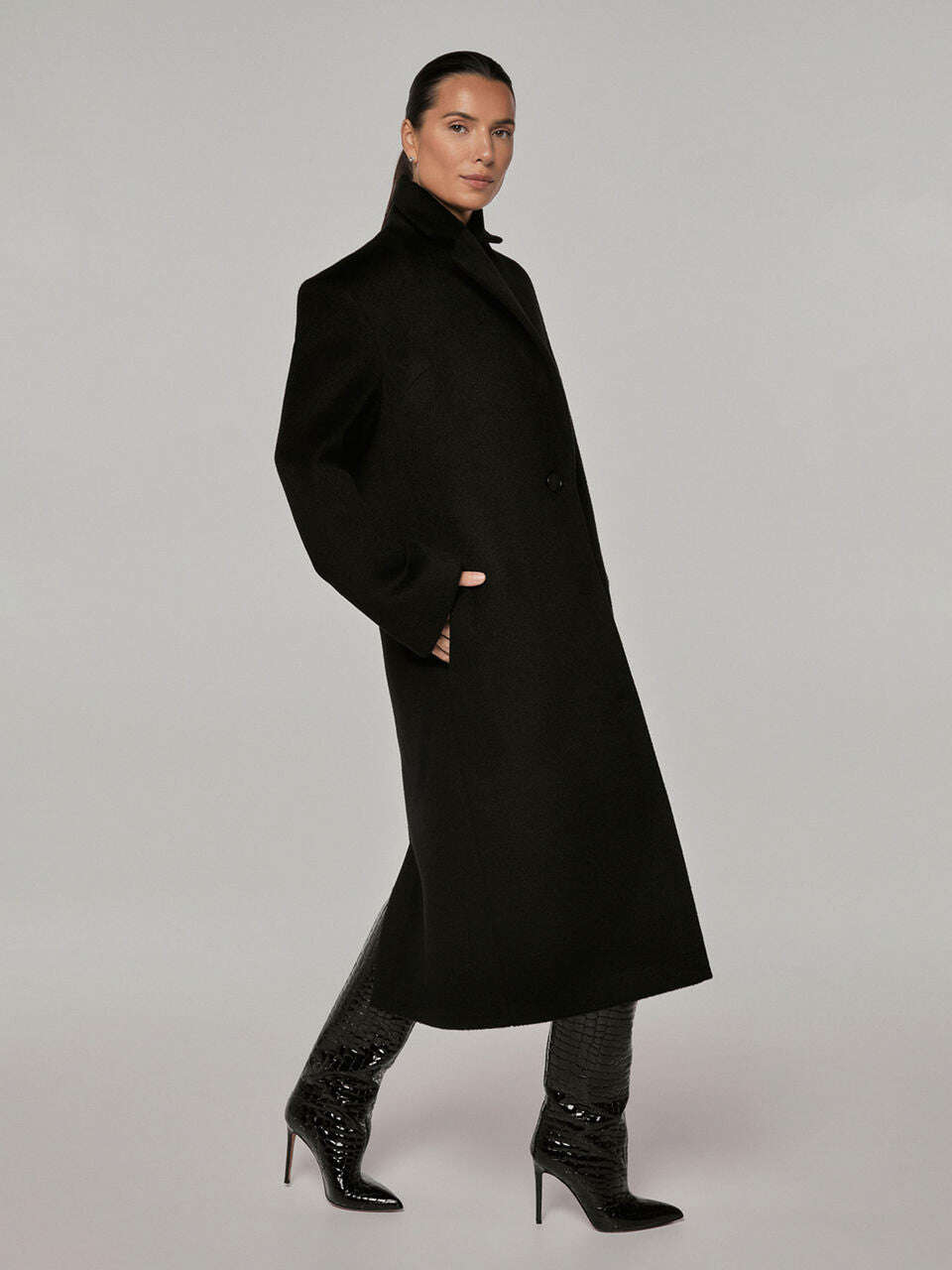 Elegant straight cut coat in black color | TEKERA Nolo Store