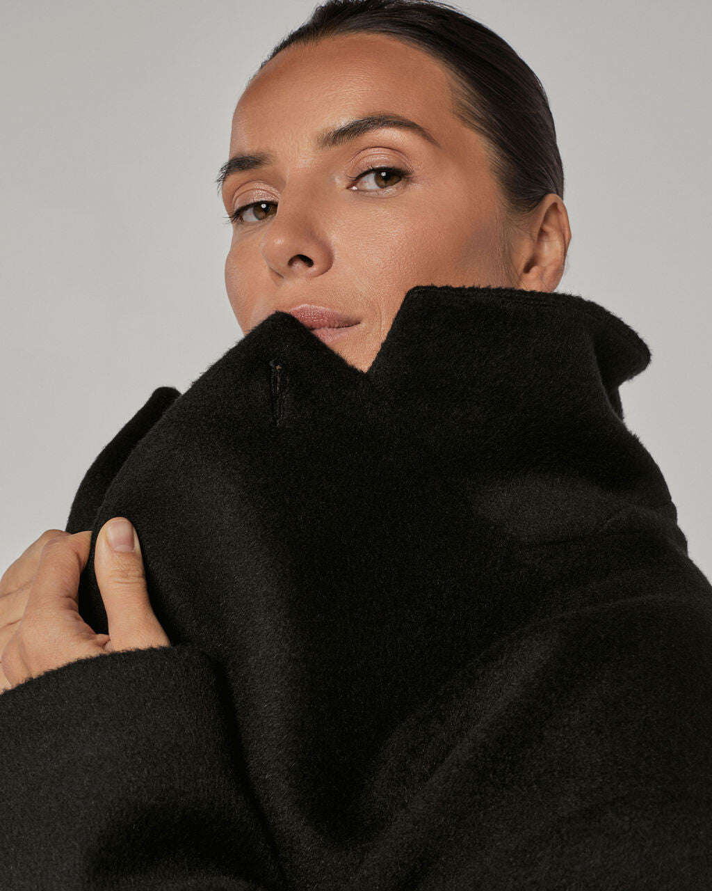 Elegant straight cut coat in black color | TEKERA Nolo Store