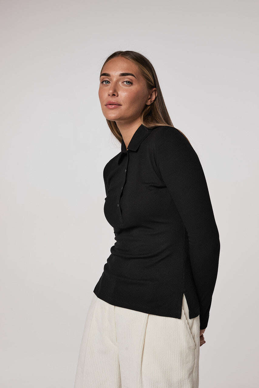 Black top with a polo collar | AYAMI Nolo Store