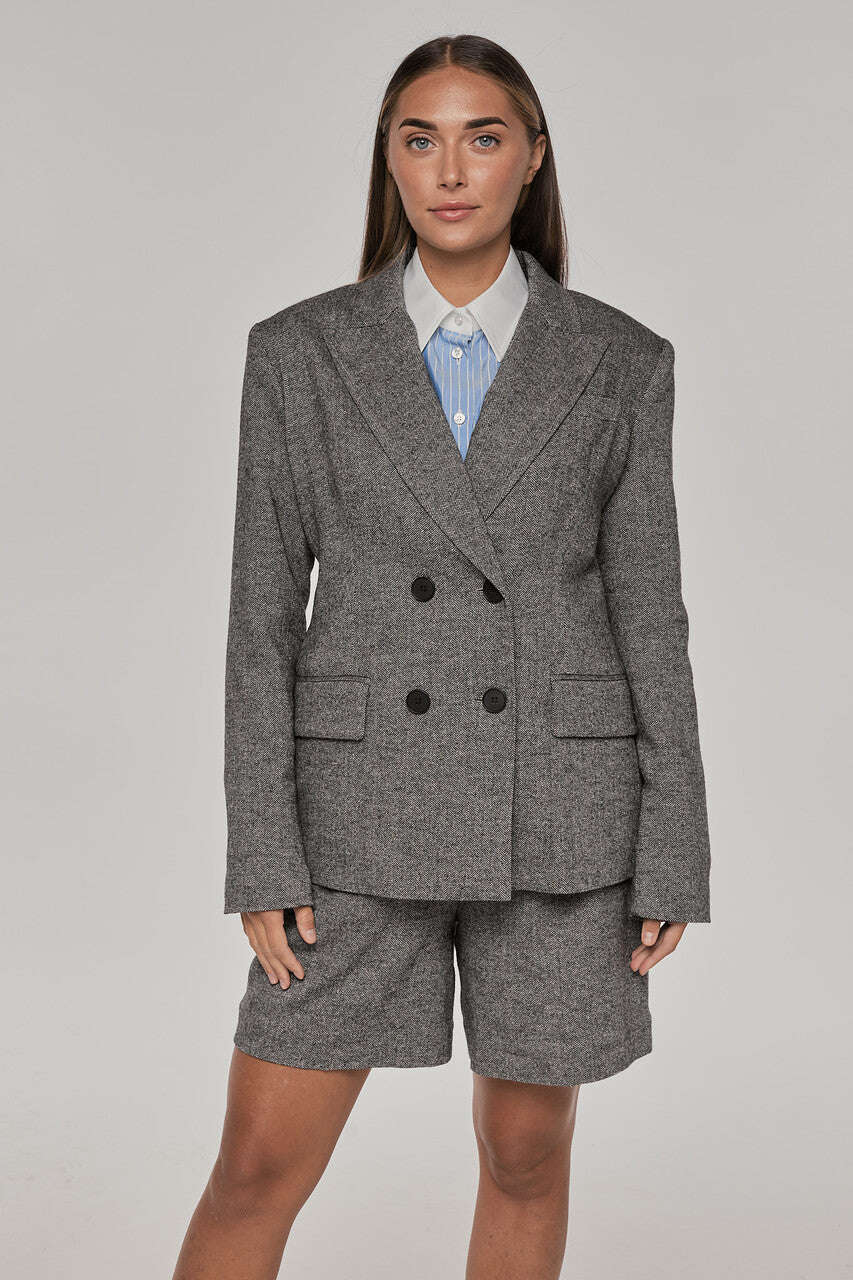 Classic Bermuda shorts with pleats and belt | EMIKOY Nolo Store