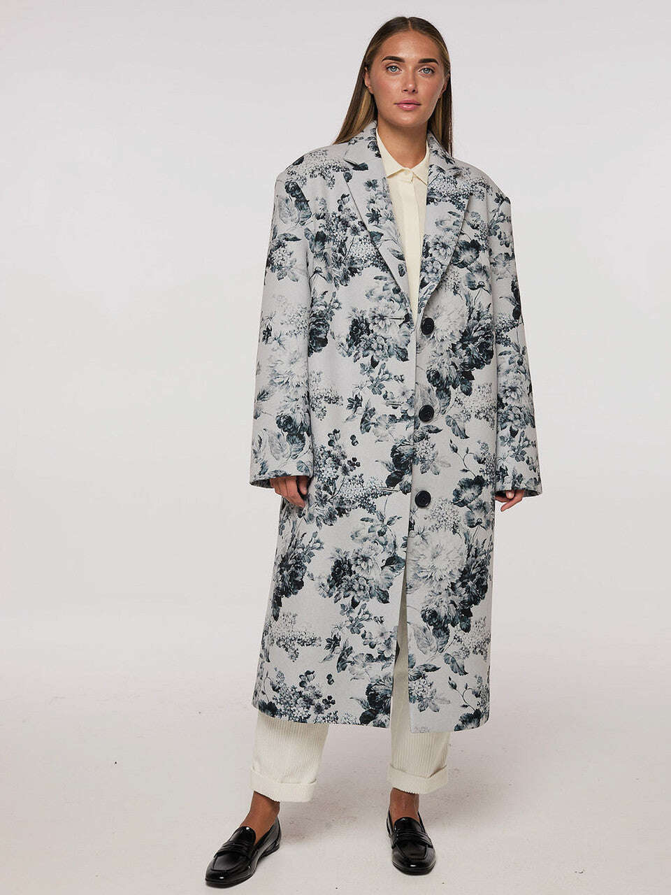Elegant straight-cut coat with a grey floral pattern | SEBERO Nolo Store