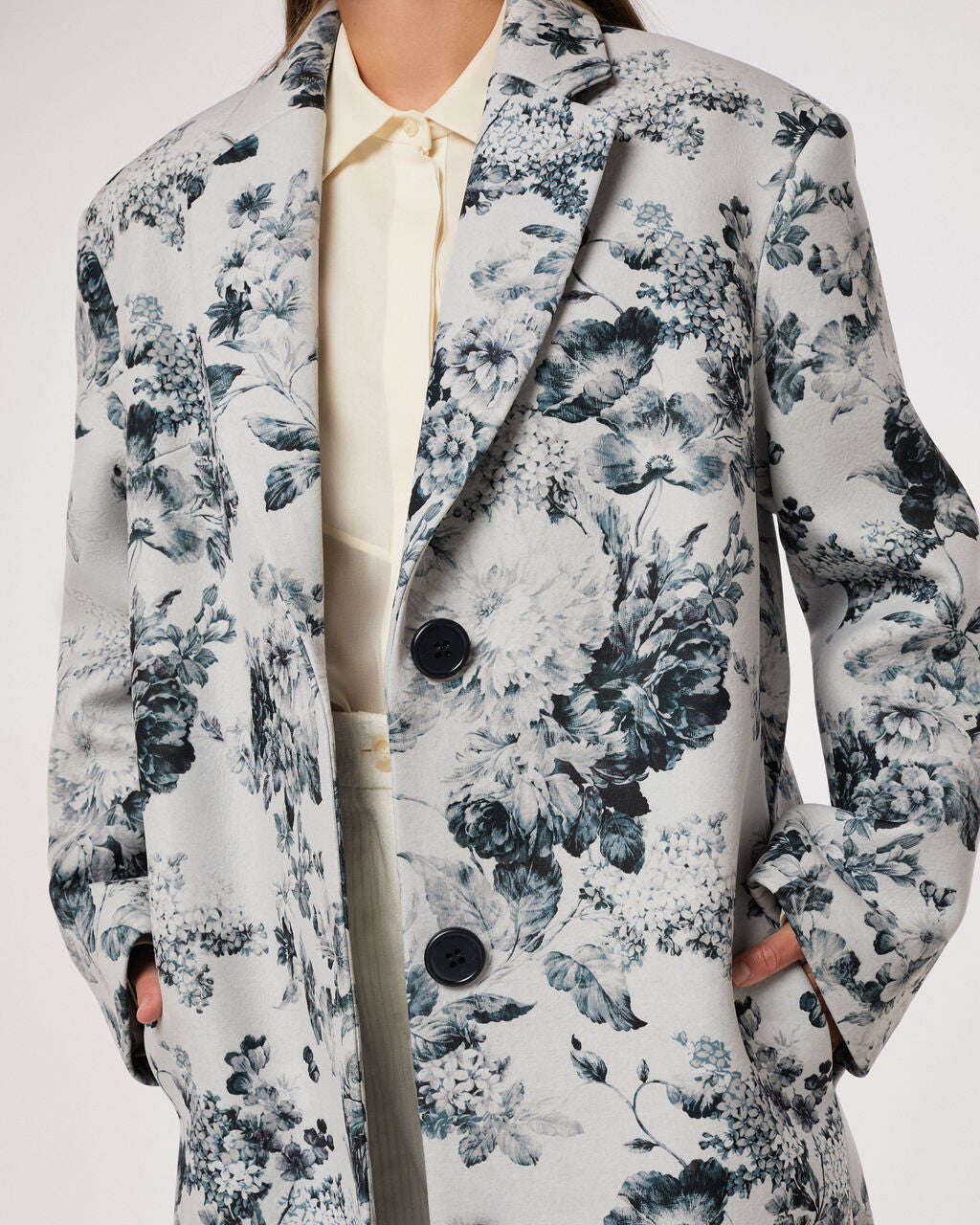 Elegant straight-cut coat with a grey floral pattern | SEBERO Nolo Store