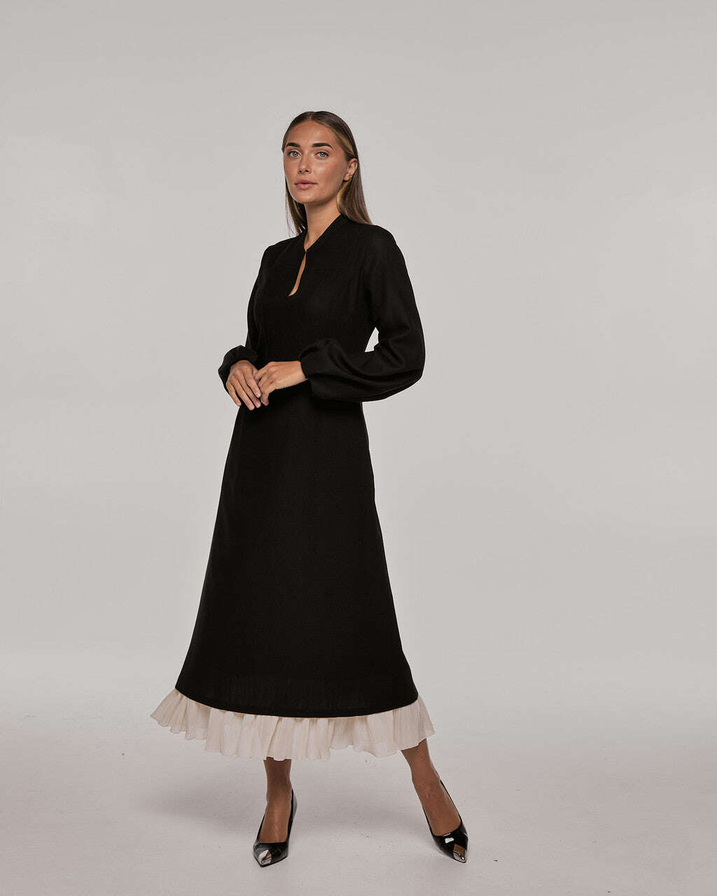 Black wool dress with V-neckline | KOHEKU Nolo Store