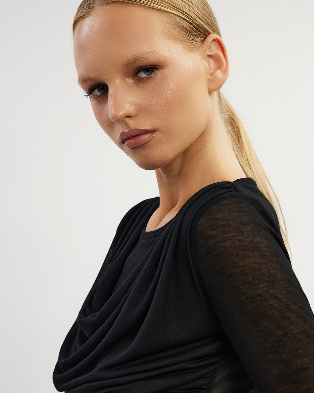 Melns top ar drapējumu| ONDINA